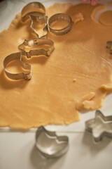 Gros plan sur des emporte-pièces posée sur de la pâte à tarte