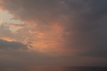Fototapeta na wymiar Himmel und Wolken im Sonnenuntergang