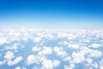 Vue panoramique sur les nuages d& 39 une hauteur, circulation estivale de la troposphère, beau temps.