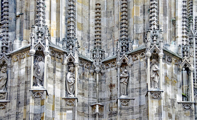 Wien,  Stephansdom , Historischen Fassaden mit Heiligenfigur   