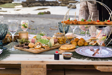 Mujeres preparando mesa para picnic nocturno en la playa