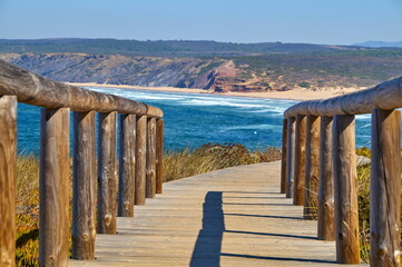 Weg zu einem wunderschönen Strand an der portugiesischen Atlantikküste. Strandaufgang am Praia da...