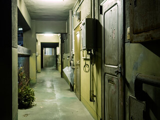 夜のアパートの外廊下