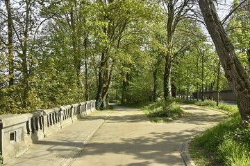 Piste cyclable et trottoir longeant la rambarde de pierre à l'avenue Van Praet à Laeken
