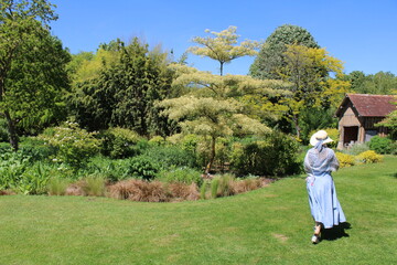 femme se promenant dans un jardin