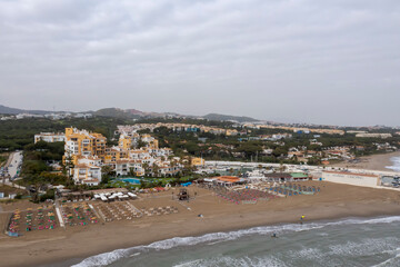 Fototapeta na wymiar vistas de la playa de Cabopino en Marbella, España