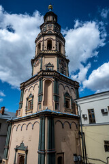 Obraz premium city views of the old kremlin churches and the monastery of the city of Kazan on a sunny day