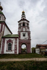 Obraz premium city views of the old kremlin churches and the monastery of the city of Suzdal during the rain