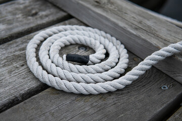 Obraz premium A perfect circle of white old rope. Sailing and Maritime concept.