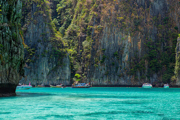 Obraz na płótnie Canvas Thai traditional wooden longtail boat and beautiful sand beach at Koh Phi Phi island in Krabi province. Ao Nang, Thailand. 