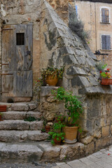 Fototapeta na wymiar Escalier en pierres d'une maison médiévale à Régusse (83630), département du Var en région Provence-Alpes-Côte-d'Azur, France