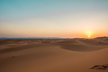 Fototapeta na wymiar Atardecer en el desierto de Merzouga, Marruecos