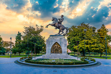 Statue of Honor or Atatürk Monument is a monument situated in Samsun. dedicated to the landing of Mustafa Kemal in Samsun for the Turkish War of Independence. - obrazy, fototapety, plakaty