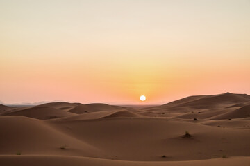 Fototapeta premium Amanecer en el desierto de Merzouga, Marruecos
