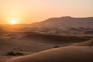 Fototapeta na wymiar Amanecer en el desierto de Merzouga, Marruecos
