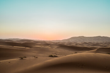 Fototapeta na wymiar Amanecer en el desierto de Merzouga, Marruecos
