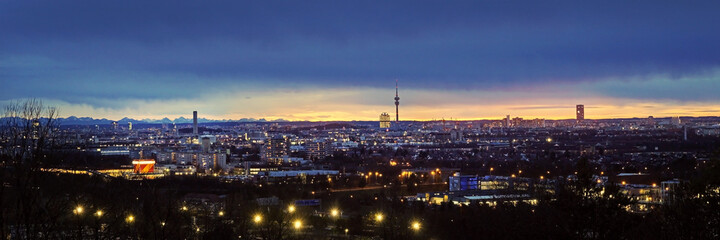 Fototapeta na wymiar Panorama von München nach Sonnenuntergang