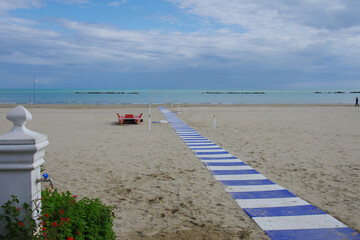 Obraz premium A fountain and a white and blue walkway, in the background the sea.