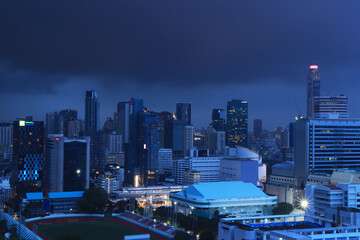 雷雲に包まれる雨期のバンコクの日暮れ／季節の風景／タイ・バンコクの風景