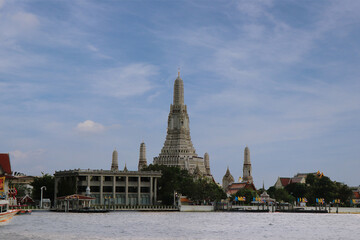 Fototapeta premium 川越しから望むワット・アルン3／タイ・バンコクの風景