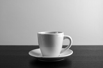 czarno białe zdjęcie kubka z kawą