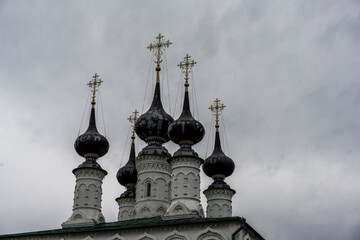 Obraz premium city views of the old kremlin churches and the monastery of the city of Suzdal during the rain