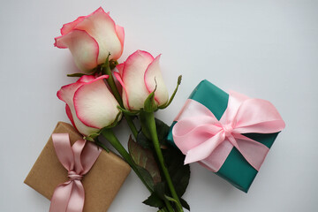 greeting card mockup. bouquet of pink roses and gift box on white background 