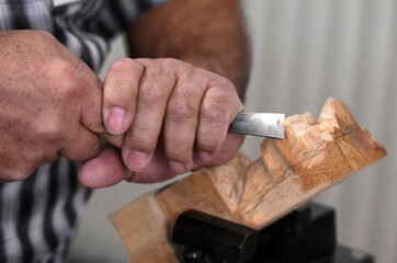 Nahaufnahme eines Schnitzers beim Arbeiten, Österreich, Europa - Close up of a carver at work,...