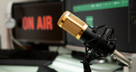 Micrófono profesional en mesa de trabajo para transmisión de Podcast o locución de radio