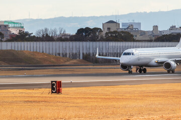 滑走路を走る飛行機