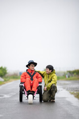 【視覚障害】【白杖】（男性、友人）ソロキャンプ　車椅子
