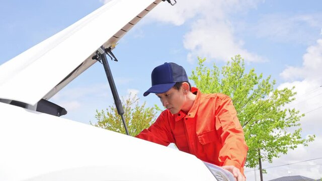 自動車のボンネットを開ける男性　自動車整備士