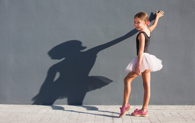 Junges Mädchen im Ballettkleid