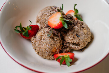 Bread ice cream with strawberries and grated chocolate.