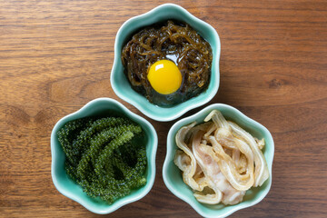 日本の沖縄料理の小鉢（もずく、ミミガー、海ぶどう）