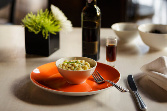 Macaroni cheese meal with wine pairing