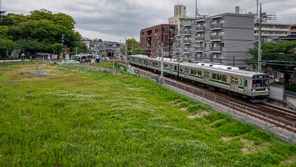 都会の電車 © VVVF