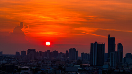 Fototapeta premium The high angle background of the city view with the secret light of the evening, blurring of night lights, showing the distribution of condominiums, dense homes in the capital community