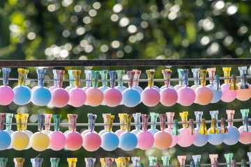 The colored glue thread wrapped around the balloon is hung to dry the glue. Making small lanterns...