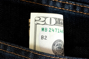 Dollar Geldscheine in Hosentasche einer Jeans