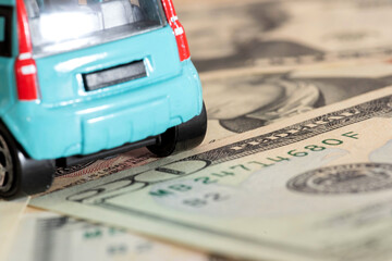 Dollar Geldscheine und ein Auto © studio v-zwoelf