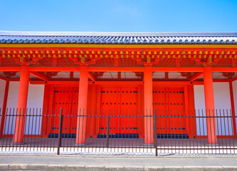 京都、三十三間堂の朱色の門