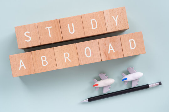 海外留学｜「STUDY ABROAD」と書かれた積み木と飛行機のおもちゃとシャープペンシル