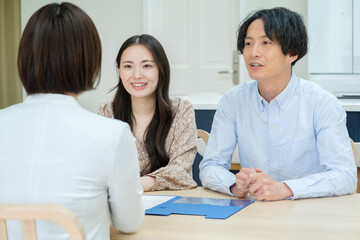 リビングで商談をするビジネスウーマン