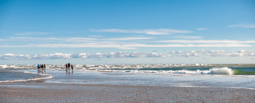 Spaziergang am Strand von Skagen in D&auml;nemark an einem herrlichen Tag