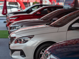 Obraz premium Cars parked in a row in the parking lot