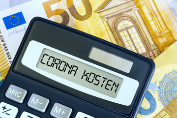 Euro Geldscheine, Taschenrechner und Kosten für die Corona Krise