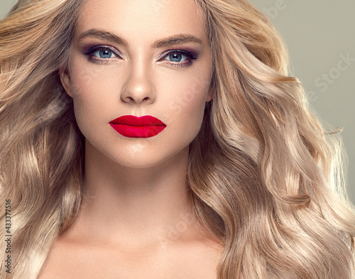 Red lips blonde