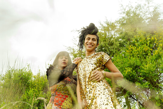Mujeres transg&eacute;nero con vestido en medio de la vegetaci&oacute;n andina 