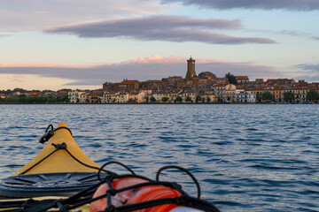 Marta vista dal kayak, sul lago di Bolsena